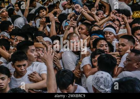 29 mars 2024, Binangonan, Rizal, Philippines : les dévots catholiques luttent pour manœuvrer le transport de Jésus mort à Binangonan, Rizal le vendredi Saint, 29 mars 2024. Le gewang-gewang, un mot tagalog qui se traduit par ''balancement'' en anglais, est une tradition du vendredi Saint où la plupart des hommes sont les participants. Cette vénérable tradition se concentre sur le transport du Santo Entierro ou l'icône morte de Jésus de sa maison particulière à une église tandis qu'à l'intérieur du chariot de cercueil en verre transporté principalement par des hommes dévoués pendant la procession qui est semblable au Traslacion du Nazaréen noir de Banque D'Images