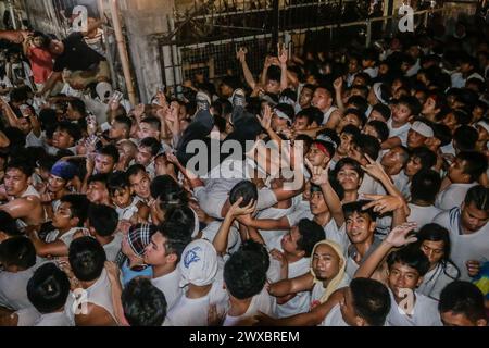 29 mars 2024, Binangonan, Rizal, Philippines : les dévots catholiques luttent pour manœuvrer le transport de Jésus mort à Binangonan, Rizal le vendredi Saint, 29 mars 2024. Le gewang-gewang, un mot tagalog qui se traduit par ''balancement'' en anglais, est une tradition du vendredi Saint où la plupart des hommes sont les participants. Cette vénérable tradition se concentre sur le transport du Santo Entierro ou l'icône morte de Jésus de sa maison particulière à une église tandis qu'à l'intérieur du chariot de cercueil en verre transporté principalement par des hommes dévoués pendant la procession qui est semblable au Traslacion du Nazaréen noir de Banque D'Images