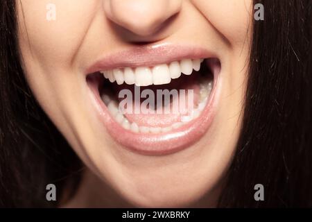 Vue détaillée d'une femme bouche ouverte montrant ses dents. Fille parlant ou criant ou chantant. Banque D'Images