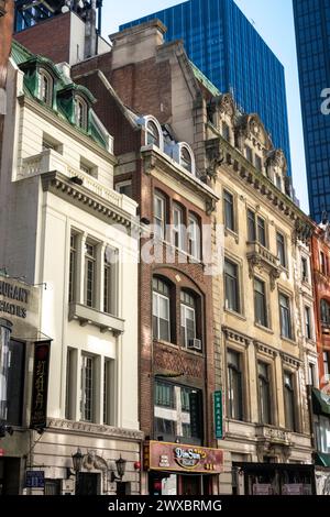 West 56th Street entre Fifth et Sixth avenues a une signification historique et Bankers Row, New York City, USA 2024 Banque D'Images