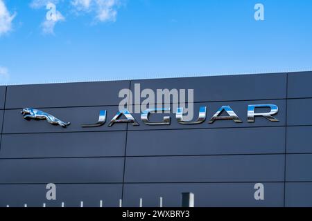 Wolverhampton, Royaume-Uni - mars 29 2024 : signalétique externe Jaguar chez un concessionnaire automobile Banque D'Images