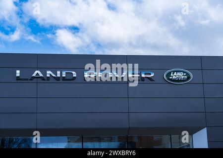 Wolverhampton, Royaume-Uni - mars 29 2024 : signalisation extérieure Land Rover chez un concessionnaire automobile Banque D'Images