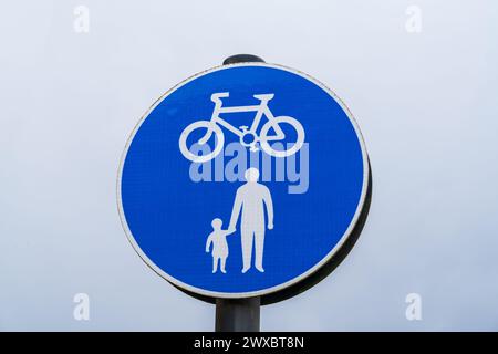 UK Roadsign, les gens marchant et faisant du vélo partageant le sentier Banque D'Images