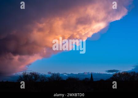 Bingham, Nottinghamshire, Royaume-Uni. 29 mars 2024. Une vue générale des nuages de mammatus au coucher du soleil sur Bingham, Nottingham. Neil Squires/Alamy Live News Banque D'Images