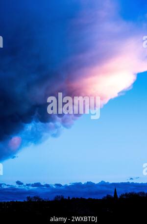 Bingham, Nottinghamshire, Royaume-Uni. 29 mars 2024. Une vue générale des nuages de mammatus au coucher du soleil sur Bingham, Nottingham. Neil Squires/Alamy Live News Banque D'Images