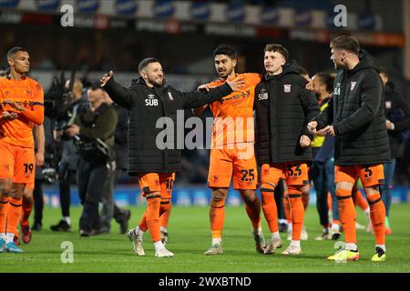 Conor Chaplin (Ipswich Town) célèbre une victoire avec Leif Davis (Ipswich Town) après le match du Sky Bet Championship entre Blackburn Rovers et Ipswich Town à Ewood Park, Blackburn le vendredi 29 mars 2024. (Photo : Pat Scaasi | mi News) crédit : MI News & Sport /Alamy Live News Banque D'Images