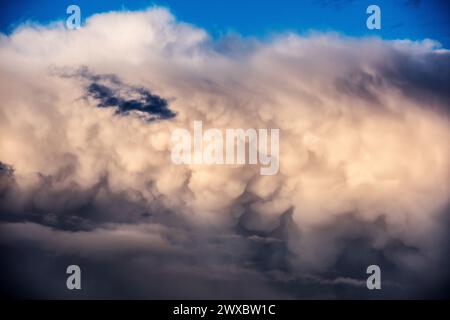 Bingham, Nottinghamshire, Royaume-Uni. 29 mars 2024. Une vue générale des nuages de mammatus au coucher du soleil sur Bingham, Nottingham. Neil Squires/Alamy Live News Banque D'Images