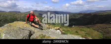 Walker sur le sommet de Eagle Crag Fell, Stonethwaite Valley, Allerdale, Lake District National Park, Cumbria, Angleterre, Royaume-Uni Eagle Crag est l'un des 21 Banque D'Images