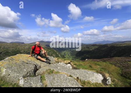 Walker sur le sommet de Eagle Crag Fell, Stonethwaite Valley, Allerdale, Lake District National Park, Cumbria, Angleterre, Royaume-Uni Eagle Crag est l'un des 21 Banque D'Images