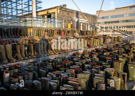 Wellies sur les marches du Parlement Senedd / gallois dans le cadre d'une manifestation des agriculteurs. Banque D'Images