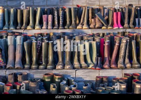 Wellies sur les marches du Parlement Senedd / gallois dans le cadre d'une manifestation des agriculteurs. Banque D'Images