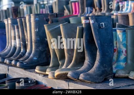 Wellies sur les marches du Parlement Senedd / gallois dans le cadre d'une manifestation des agriculteurs. Banque D'Images