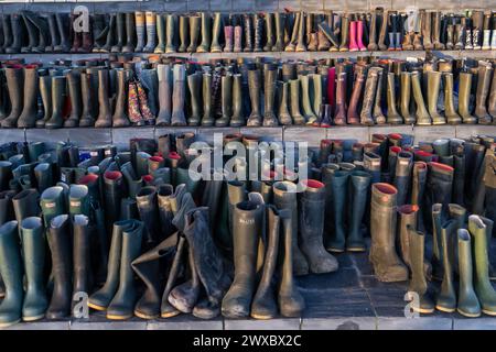 Wellies sur les marches du Parlement Senedd / gallois dans le cadre d'une manifestation des agriculteurs. Banque D'Images