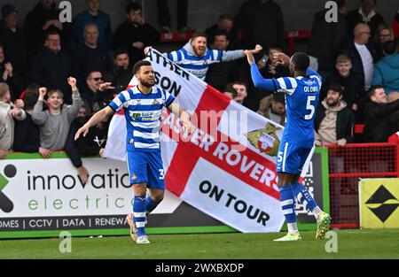 Crawley UK 29 mars 2024 - Maxime Biamou de Doncaster (à gauche) célèbre après avoir marqué son deuxième but lors du match EFL League Two entre Crawley Town et Doncaster Rovers : crédit Simon Dack / TPI / Alamy Live News. Usage éditorial exclusif. Pas de merchandising. Pour Football images, les restrictions FA et premier League s'appliquent inc. aucune utilisation d'Internet/mobile sans licence FAPL - pour plus de détails, contactez Football Dataco Banque D'Images