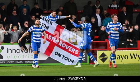 Crawley UK 29 mars 2024 - Maxime Biamou de Doncaster (à gauche) célèbre après avoir marqué son deuxième but lors du match EFL League Two entre Crawley Town et Doncaster Rovers : crédit Simon Dack / TPI / Alamy Live News à usage éditorial exclusif. Pas de merchandising. Pour Football images, les restrictions FA et premier League s'appliquent inc. aucune utilisation d'Internet/mobile sans licence FAPL - pour plus de détails, contactez Football Dataco Banque D'Images