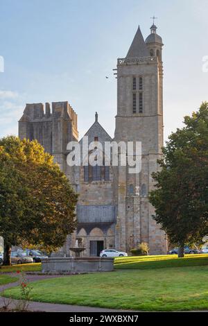 Dol-de-Bretagne, France - 13 octobre 2021 : la cathédrale Saint-Samson est une cocathédrale catholique romaine de style gothique classée monum historique Banque D'Images