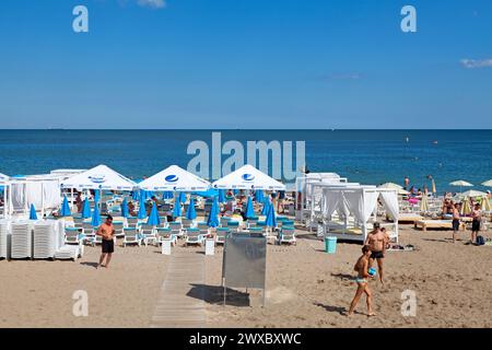 Odessa, Ukraine - 01 juillet 2018 : les gens profitent du soleil sur la plage de Lanzheron. Banque D'Images