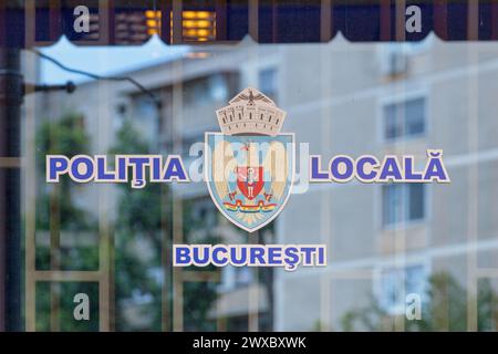 Bucarest, Roumanie - 24 juin 2018 : fenêtre principale d'un poste de police local. Banque D'Images