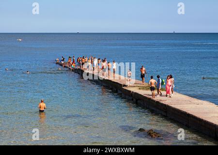 Odessa, Ukraine - 01 juillet 2018 : les gens sur un quai profitant du soleil. Banque D'Images