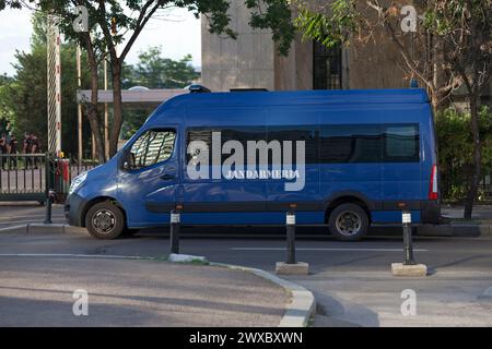 Bucarest, Roumanie - 24 juin 2018 : Van de Jandarmeria devant la gare. Banque D'Images