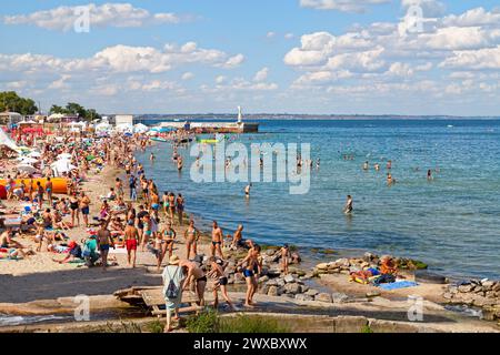 Odessa, Ukraine - 01 juillet 2018 : les gens profitent du soleil sur la plage de Lanzheron. Banque D'Images