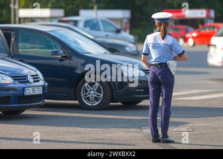 Bucarest, Roumanie - 24 juin 2018 : policière effectuant la circulation à Arcul de Triumf. Banque D'Images