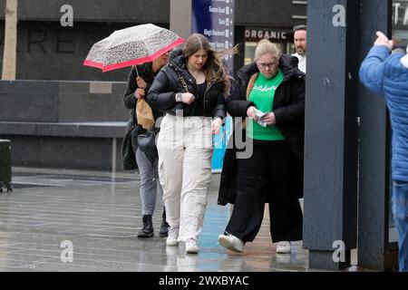 Londres, Royaume-Uni. 28 mars 2024. Les femmes sont prises par le temps humide dans le centre de Londres. Le prévisionniste météo prédit le temps instable pour le week-end de Pâques. (Crédit image : © Steve Taylor/SOPA images via ZUMA Press Wire) USAGE ÉDITORIAL SEULEMENT! Non destiné à UN USAGE commercial ! Banque D'Images