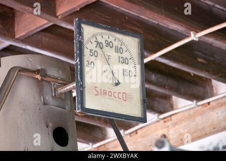 Sao Miguel, Açores, Portugal ; juin, 06,2022;Vieux thermomètre avec des unités Fahrenheit pour surveiller la température des machines de séchage du thé. Banque D'Images