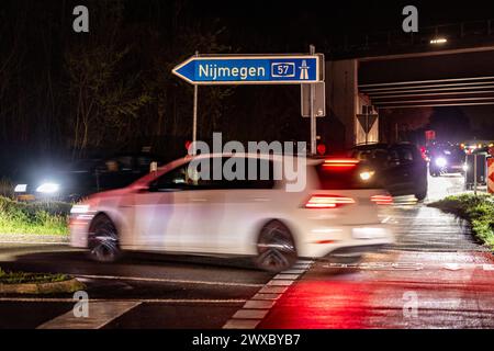 Goch, Allemagne. 29 mars 2024. Des centaines de voitures et de motos dans le cadre de 'car-friday' à Goch sur le Rhin inférieur. Vendredi soir, plusieurs centaines de personnes se sont rassemblées dans le parking d’un magasin de bricolage à Goch sur le Bas-Rhin avec des voitures réparées. Selon un porte-parole de la police à Kleve, les membres de la scène du poseur de voiture et du tuner étaient sur la route avec leurs moteurs rugissant fort et klaxonnant leurs klaxons. Cependant, comme la police montre une forte présence, la réunion est apparemment actuellement déplacée vers un autre endroit. Crédit : Christoph Reichwein/dpa/Alamy Live News Banque D'Images