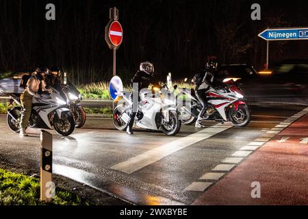 Goch, Allemagne. 29 mars 2024. Des centaines de voitures et de motos dans le cadre de 'car-friday' à Goch sur le Rhin inférieur. Vendredi soir, plusieurs centaines de personnes se sont rassemblées dans le parking d’un magasin de bricolage à Goch sur le Bas-Rhin avec des voitures réparées. Selon un porte-parole de la police à Kleve, les membres de la scène du poseur de voiture et du tuner étaient sur la route avec leurs moteurs rugissant fort et klaxonnant leurs klaxons. Cependant, comme la police montre une forte présence, la réunion est apparemment actuellement déplacée vers un autre endroit. Crédit : Christoph Reichwein/dpa/Alamy Live News Banque D'Images