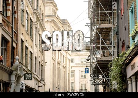 Les rues animées de Soho offrent une variété de restaurants, de vie nocturne et de magasins. Suspendu au-dessus de Beak Street, un panneau déclare fièrement son emplacement dans le West End. Banque D'Images