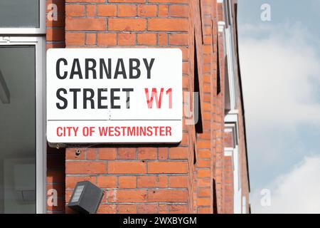 Un panneau de rue pour Carnaby Street, symbole de la culture et de la mode britanniques. Symbolique des années soixante et toujours un favori du shopping et des touristes Banque D'Images