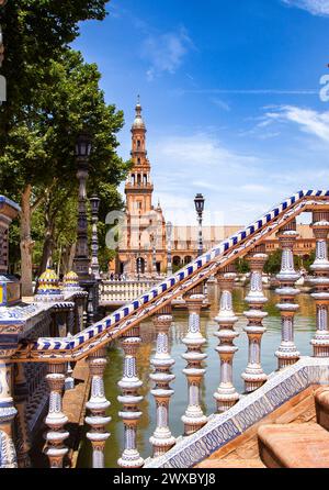 Balustrade sur les marches de la Plaza de Espana, Séville avec cathédrale en arrière-plan Banque D'Images