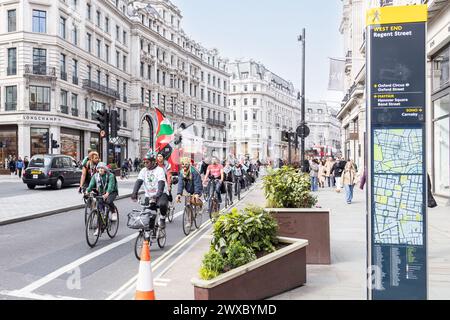 Les supporters de Pro Palestine montrent leur soutien tout en traversant Westminster à vélo. Israël guerre du Hamas - partisans pro-palestiniens traversant Londres. Banque D'Images