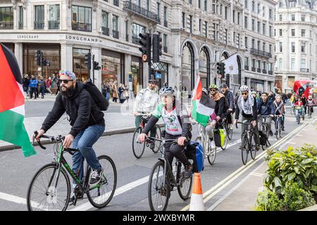 Les supporters de Pro Palestine montrent leur soutien tout en traversant Westminster à vélo. Israël guerre du Hamas - partisans pro-palestiniens traversant Londres. Banque D'Images