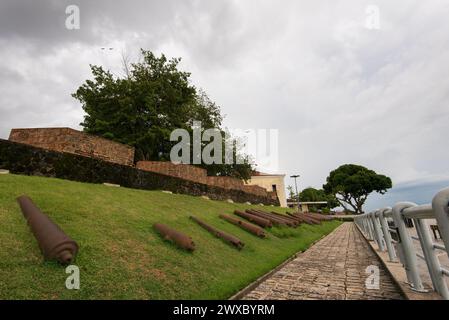 Vieux canons rouillés posés sur l'herbe au Fort historique de Belem City dans le nord du Brésil Banque D'Images