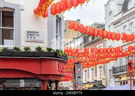 Lanternes chinoises rouges colorées autour de Wardour Street à Chinatown, Londres. Panneau routier de Wardour Street, Banque D'Images