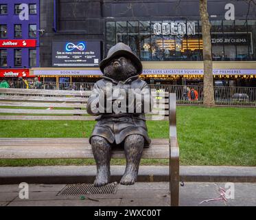 Statue en bronze de l'ours de Paddington dans les scènes de The Square, Leicester Square. Abrite des cinémas d'importance nationale et accueille de nombreuses avant-premières de films Banque D'Images