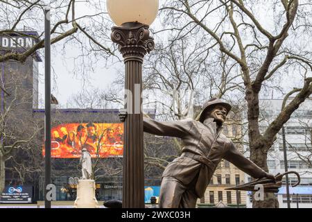 Statue en bronze de Gene Kelly sur les scènes de The Square, Leicester Square. Abrite des cinémas d'importance nationale et accueille de nombreuses avant-premières de films. Banque D'Images