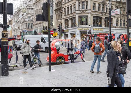 Pédicab ou pousse-pousse se stationne sur les lignes jaunes en attendant son prochain client. Le Pedicabs London Bill réglementera les tarifs et améliorera la sécurité. Banque D'Images