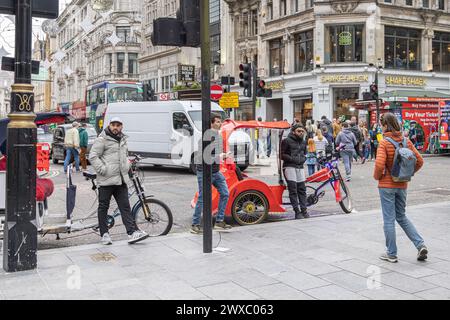 Pédicab ou pousse-pousse se stationne sur les lignes jaunes en attendant son prochain client. Le Pedicabs London Bill réglementera les tarifs et améliorera la sécurité. Banque D'Images