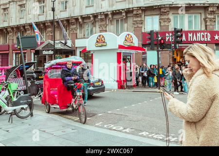 Pédicab ou pousse-pousse se stationne sur les lignes jaunes en attendant son prochain client. Le Pedicabs London Bill réglementera les tarifs et améliorera la sécurité. Banque D'Images