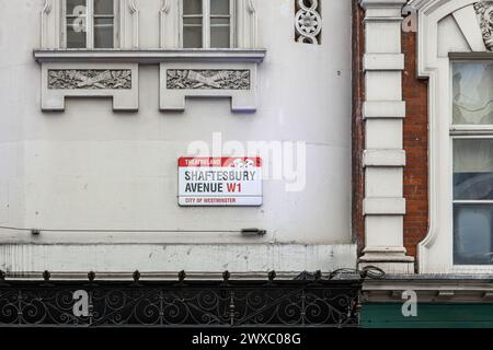Un panneau routier pour Shaftsbury Avenue, siège du Theatreland de Londres. Théâtre londonien, spectacle, divertissement, voyage ou concept touristique. Banque D'Images