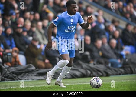 Kwame Poku (11 Peterborough United) contrôle le ballon lors du match de Sky Bet League 1 entre Peterborough et Carlisle United à London Road, Peterborough le vendredi 29 mars 2024. (Photo : Kevin Hodgson | mi News) crédit : MI News & Sport /Alamy Live News Banque D'Images