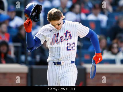 Queens, États-Unis. 29 mars 2024. New York mets Brett Baty réagit après s’être lancé en 8e manche contre les Brewers de Milwaukee lors de la journée d’ouverture au Citi Field le vendredi 29 mars 2024 à New York. Les Brewers battent les mets 3-1. Photo de John Angelillo/UPI crédit : UPI/Alamy Live News Banque D'Images