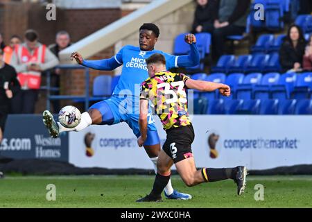 Emmanuel Fernandez (20 Peterborough United) défié par Harrison Neal (33 Carlisle United) lors du match de Sky Bet League 1 entre Peterborough et Carlisle United à London Road, Peterborough le vendredi 29 mars 2024. (Photo : Kevin Hodgson | mi News) crédit : MI News & Sport /Alamy Live News Banque D'Images