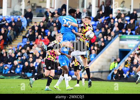 Emmanuel Fernandez (20 Peterborough United) et Sam Lavelle (5 Carlisle United) se battent pour le ballon lors du match de Sky Bet League 1 entre Peterborough et Carlisle United à London Road, Peterborough le vendredi 29 mars 2024. (Photo : Kevin Hodgson | mi News) crédit : MI News & Sport /Alamy Live News Banque D'Images