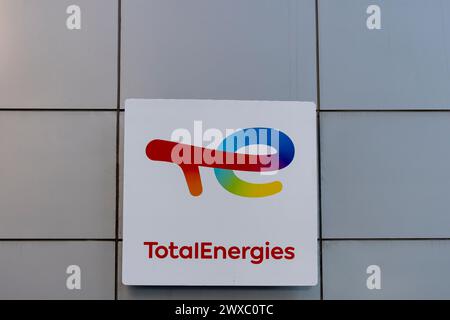 Houston, TX, Etats-Unis - 27 février 2022 : logo TotalEnergies sur son immeuble de bureaux à Houston, Texas, Etats-Unis. Banque D'Images