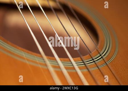 Guitare classique acoustique avec cordes, pont supérieur, trou sonore, vue rapprochée, macro Banque D'Images