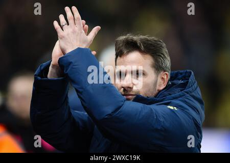 WATFORD, Royaume-Uni - 29 mars 2024 : Tom Cleverley, entraîneur-chef intérimaire de Watford, rend hommage aux fans avant le match de championnat EFL entre Watford FC et Leeds United à Vicarage Road (crédit : Craig Mercer/ Alamy Live News) Banque D'Images